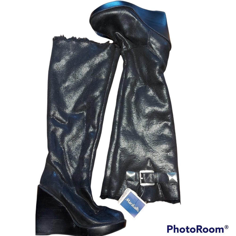 Michael Kors black silver detail faux fur lined buckle wedge boots in size 5.5